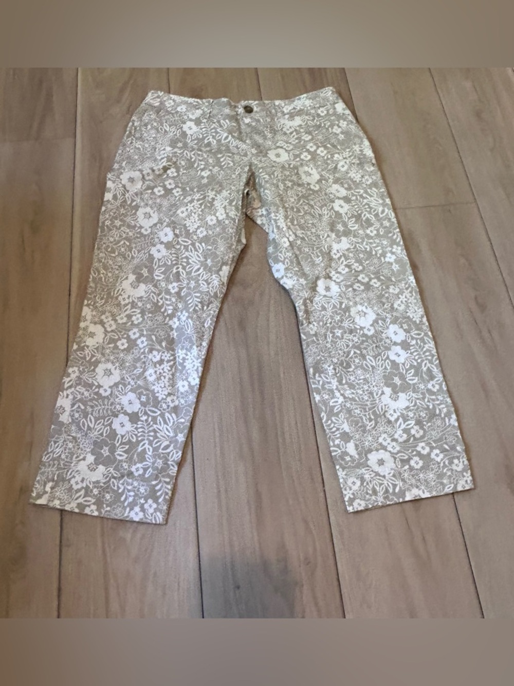 NWT Old Navy The Perfect Khaki Capris Tan White Spring Floral  Stretch Size 4